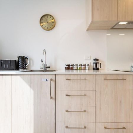 Prime Locale: Studio With Balcony Christchurch Buitenkant foto
