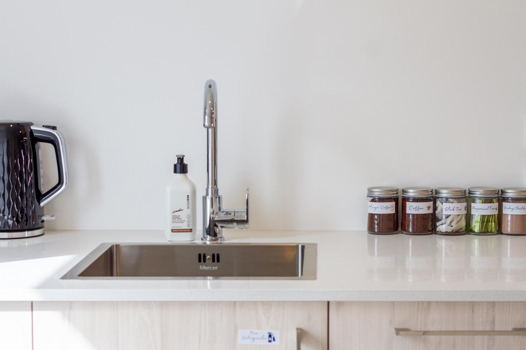 Prime Locale: Studio With Balcony Christchurch Buitenkant foto