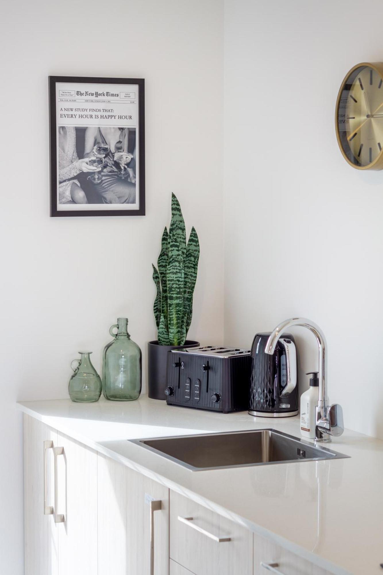 Prime Locale: Studio With Balcony Christchurch Buitenkant foto